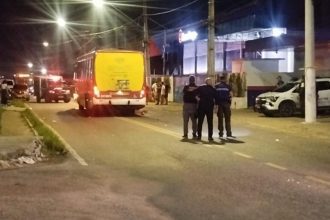 Mulher morre e homem fica ferido após colisão entre moto e ônibus em Manaus