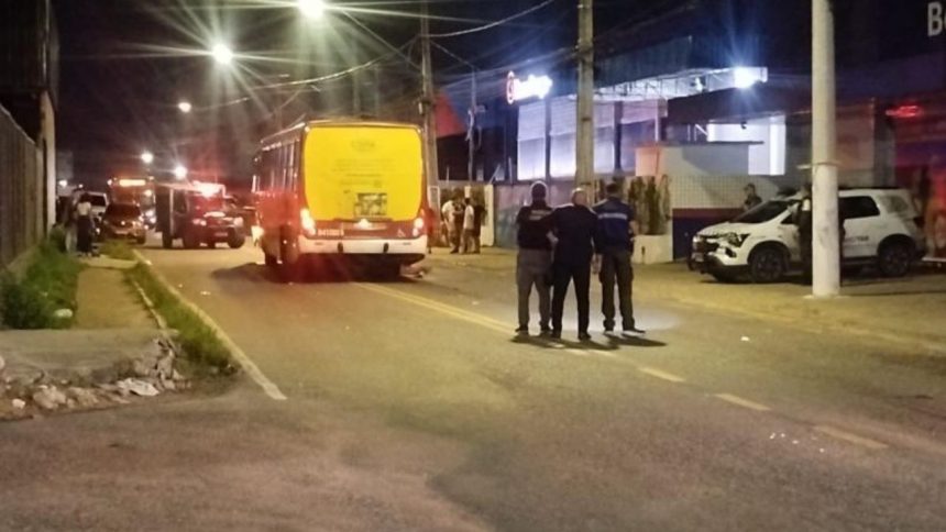 Mulher morre e homem fica ferido após colisão entre moto e ônibus em Manaus