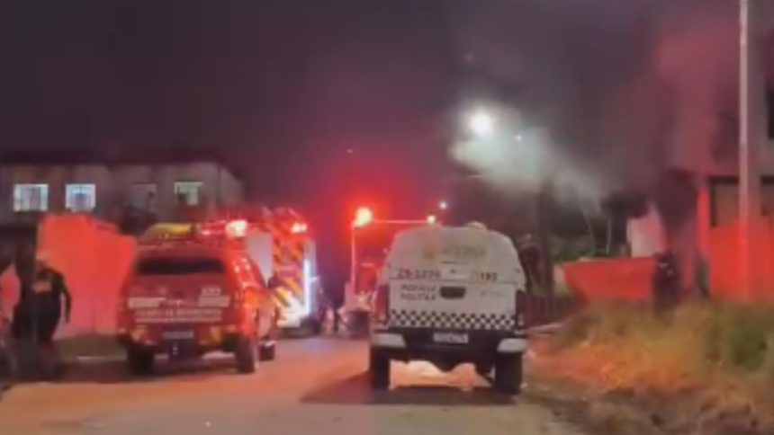 Incêndio atinge depósito de reciclagem em prédio na zona norte de Manaus