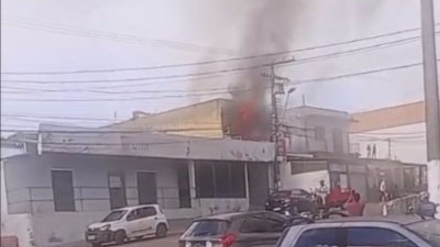 Incêndio atinge imóvel residencial e destrói kitnet na zona oeste de Manaus