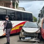 Colisão entre carro e dois micro-ônibus deixa mulher ferida no bairro Alvorada