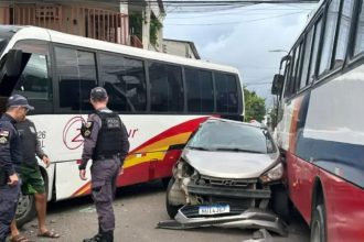 Colisão entre carro e dois micro-ônibus deixa mulher ferida no bairro Alvorada
