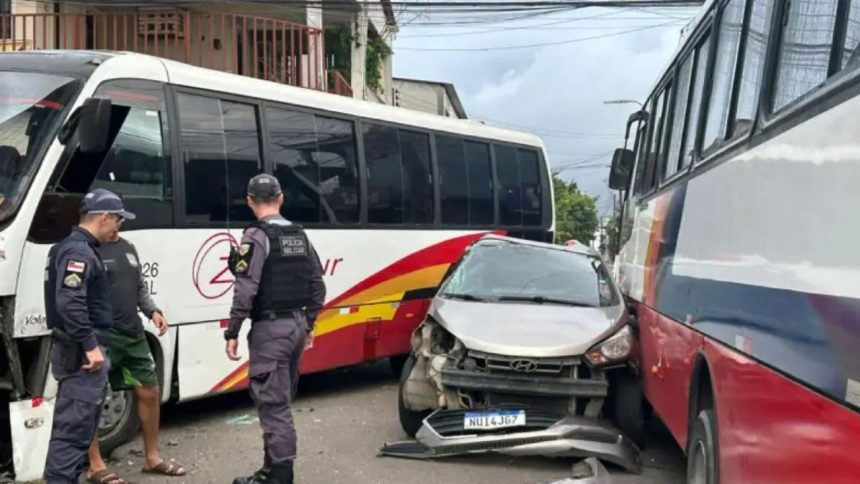 Colisão entre carro e dois micro-ônibus deixa mulher ferida no bairro Alvorada