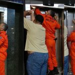 Crianças são resgatadas após ficarem presas em elevador de passarela em Manaus
