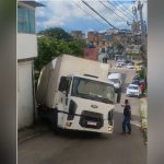 Caminhão desgovernado atinge residência na zona oeste de Manaus