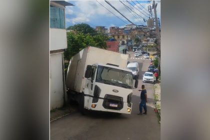 Caminhão desgovernado atinge residência na zona oeste de Manaus