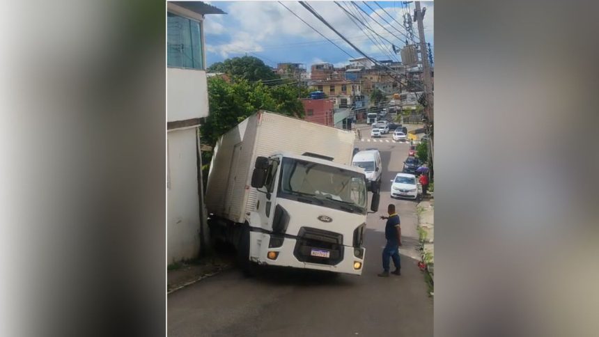 Caminhão desgovernado atinge residência na zona oeste de Manaus