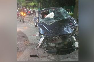 Carro colide e deixa três pessoas feridas em Manaus