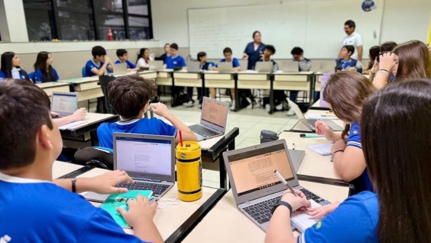 Equilíbrio entre telas e saúde mental desafia rotina escolar