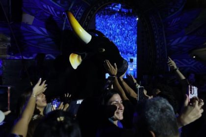 Caprichoso reúne multidão azulada em lançamento de álbum