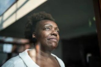 Sobrecarga e múltiplos papéis impactam a saúde mental feminina