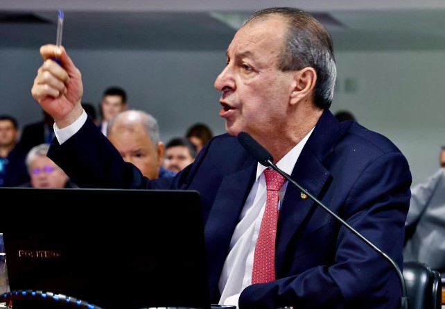 Omar Aziz apela ao CNJ para correição na licitação da BR-319