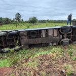 Ônibus tomba na BR-174 durante trajeto entre Manaus e Boa Vista