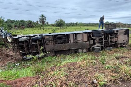 Ônibus tomba na BR-174 durante trajeto entre Manaus e Boa Vista