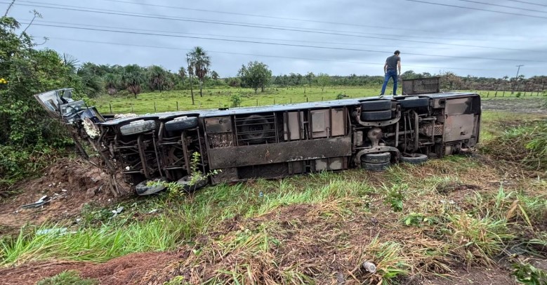 Ônibus tomba na BR-174 durante trajeto entre Manaus e Boa Vista
