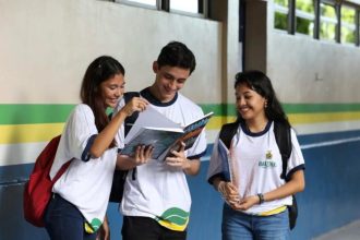 Após dois anos de Pé-de-Meia, abandono escolar no AM cai 47%