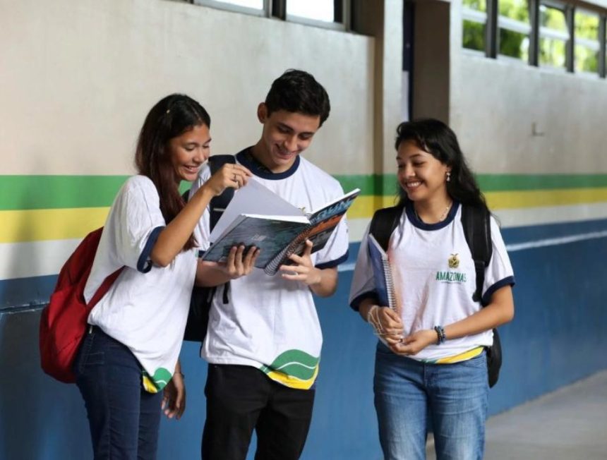 Após dois anos de Pé-de-Meia, abandono escolar no AM cai 47%