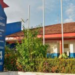 Homem foragido tenta fugir de viatura e acaba preso