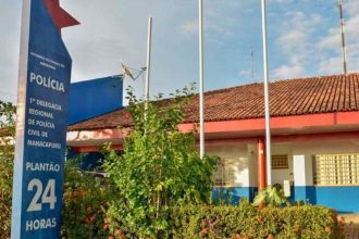 Homem foragido tenta fugir de viatura e acaba preso