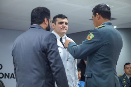 Coronel recebe homenagem após conquistar 1º lugar em curso