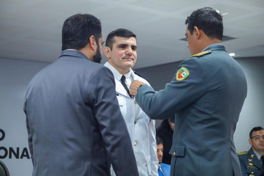 Coronel recebe homenagem após conquistar 1º lugar em curso