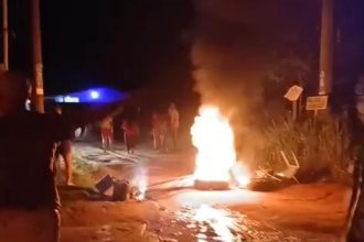 Moradores cobram energia elétrica em manifestação na BR-174