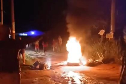 Moradores cobram energia elétrica em manifestação na BR-174