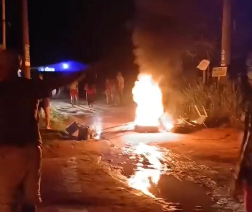 Moradores cobram energia elétrica em manifestação na BR-174