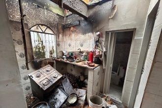 Vazamento de gás causa explosão em casa e deixa pessoa ferida