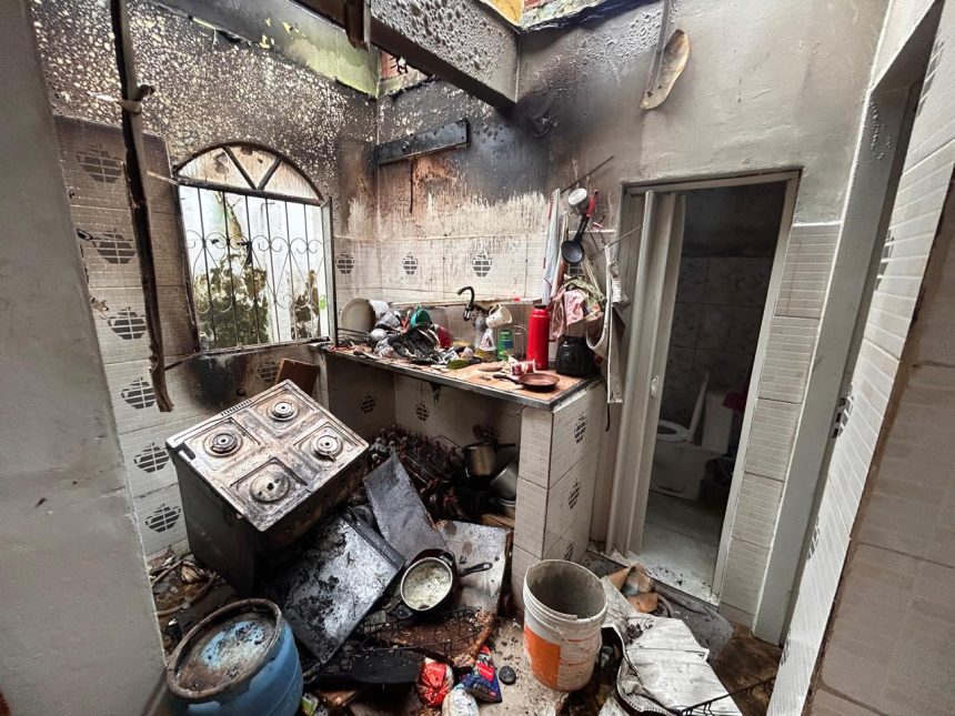 Vazamento de gás causa explosão em casa e deixa pessoa ferida