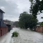 Igarapé transborda durante chuva e ameaça casas em Manaus