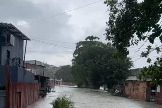 Igarapé transborda durante chuva e ameaça casas em Manaus