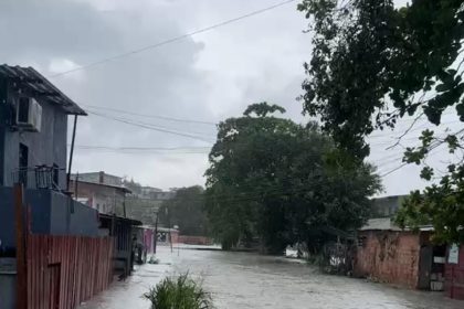 Igarapé transborda durante chuva e ameaça casas em Manaus
