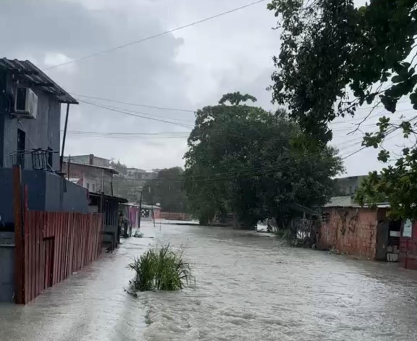 Igarapé transborda durante chuva e ameaça casas em Manaus