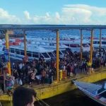 Passageiros presos na balsa amarela após passarela desabar