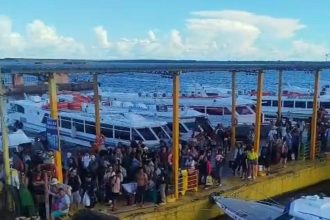 Passageiros presos na balsa amarela após passarela desabar