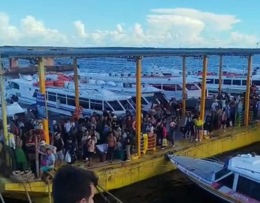 Passageiros presos na balsa amarela após passarela desabar