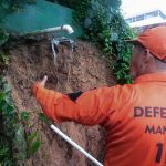 Bombeiro avalia deslizamento de terra em Manaus.
