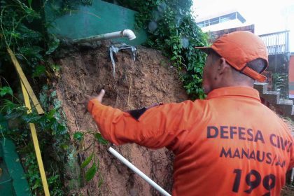 Bombeiro avalia deslizamento de terra em Manaus.