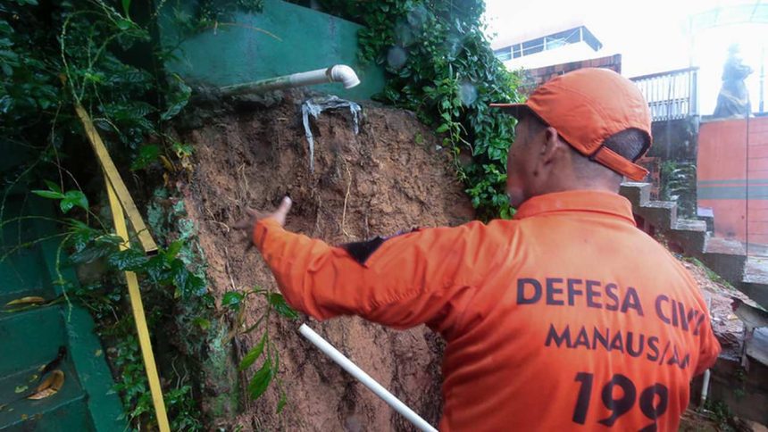 Bombeiro avalia deslizamento de terra em Manaus.