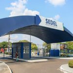 Entrada da Vila Olímpica de Manaus com arco azul e portão.