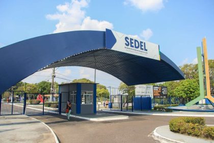 Entrada da Vila Olímpica de Manaus com arco azul e portão.