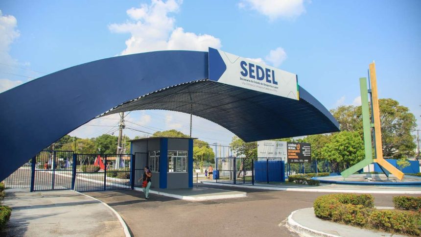 Entrada da Vila Olímpica de Manaus com arco azul e portão.