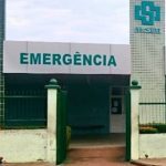 Fachada da emergência de um hospital com letreiro 'Emergência' e logotipo SUSAM.