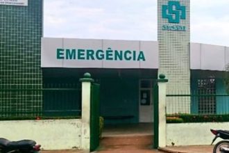 Fachada da emergência de um hospital com letreiro 'Emergência' e logotipo SUSAM.