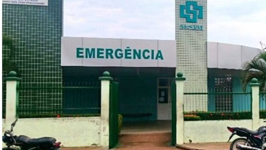 Fachada da emergência de um hospital com letreiro 'Emergência' e logotipo SUSAM.