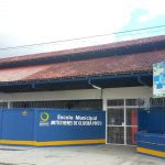 Fachada da Escola Municipal Antísthenes de Oliveira Pinto em Manaus