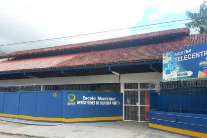 Fachada da Escola Municipal Antísthenes de Oliveira Pinto em Manaus