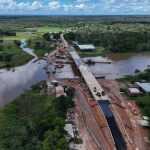 Ponte Autaz Mirim foi concretada e recebe asfalto na BR-319