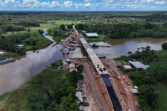 Ponte Autaz Mirim foi concretada e recebe asfalto na BR-319